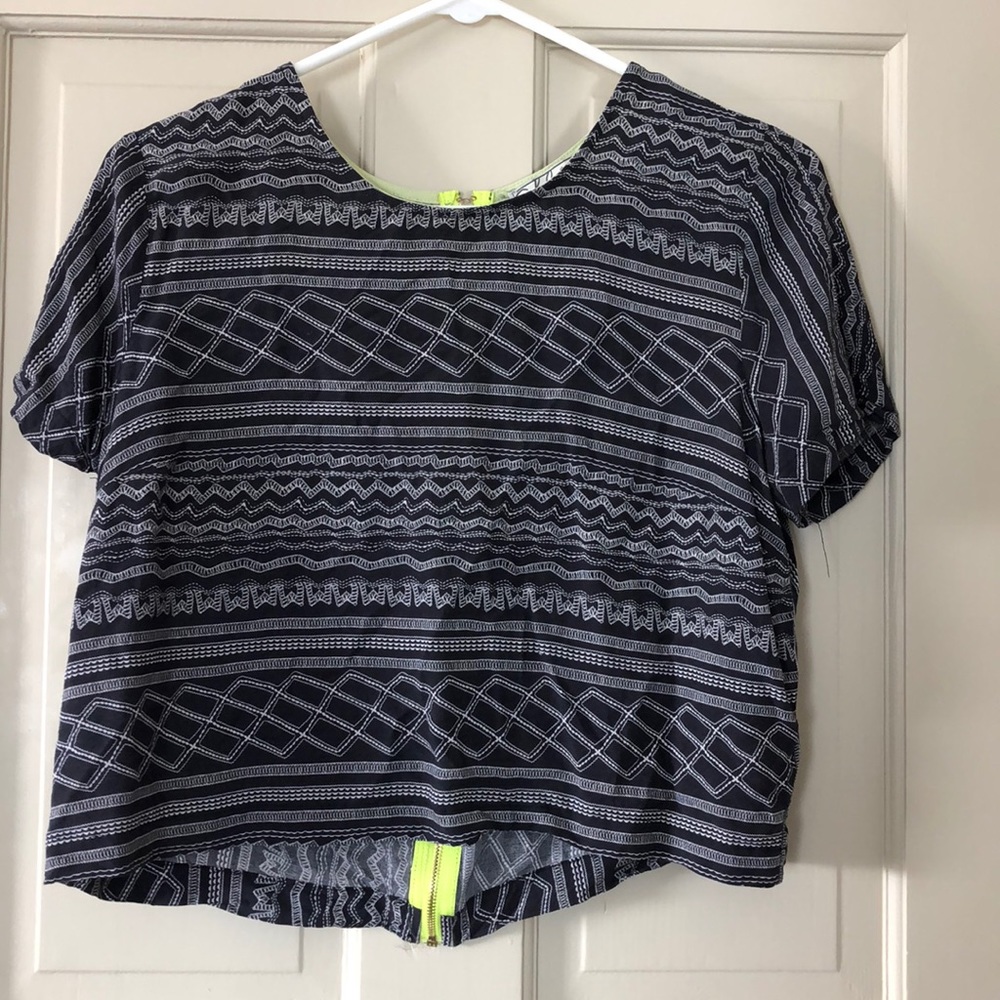 Patterned cropped tee with lime green detailing